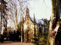 1_Schillingsfuerst_Mausoleum_Hofgarten_-_Eingangsfassade.jpg