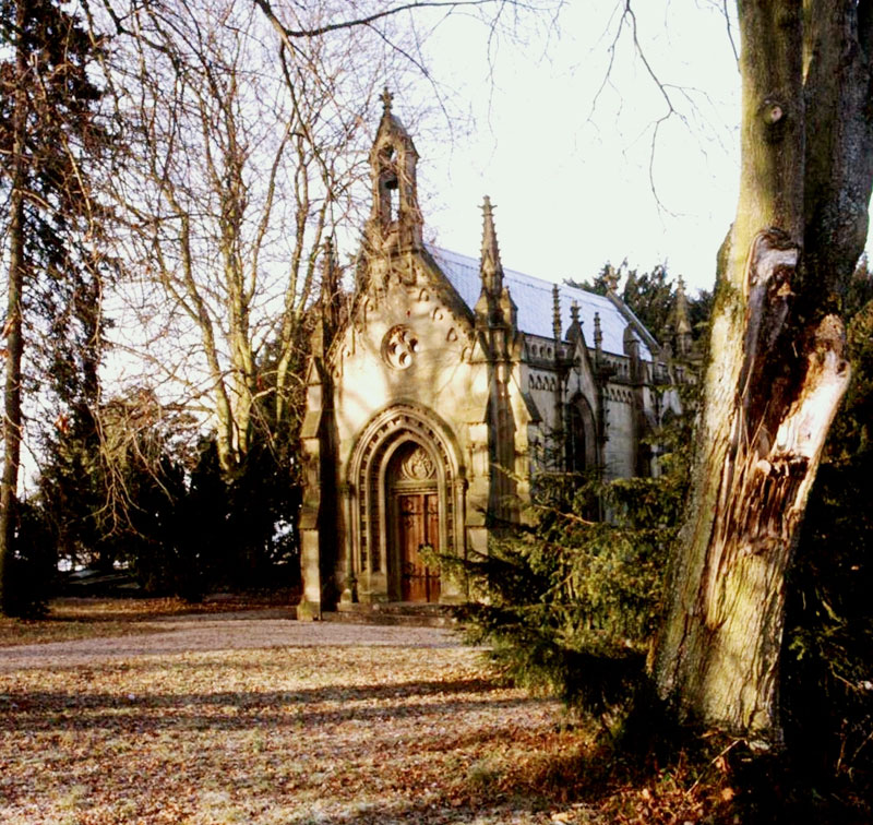 tl_files/projekte/Schillingsfuerst_Mausoleum_Hofgarten/1_Schillingsfuerst_Mausoleum_Hofgarten_-_Eingangsfassade.jpg